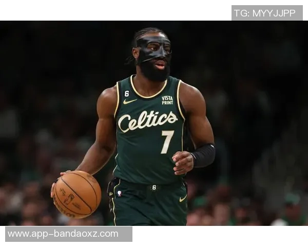 杰伦布朗轻松发挥9投5中贡献15分7篮板4助攻展现全能实力